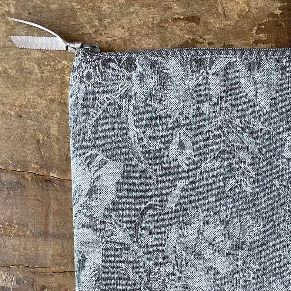 フラットポーチ ジャガード スモーキーブルー 花柄 化粧ポーチ 布製 ファッション雑貨 画像2