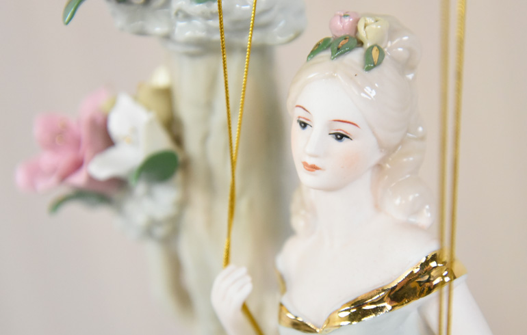 アンティーク スペイン調 陶器エレガント オブジェ 王女とブランコ【ロココ調 Rococo アンティーク調 ヨーロピアン クラシック インテリア雑貨  ロマンティック 置物 オブジェ 陶器 女性 レディー 女王 ブランコ エレガント かわいい さわやか デザイン】【YTS-3219 ...